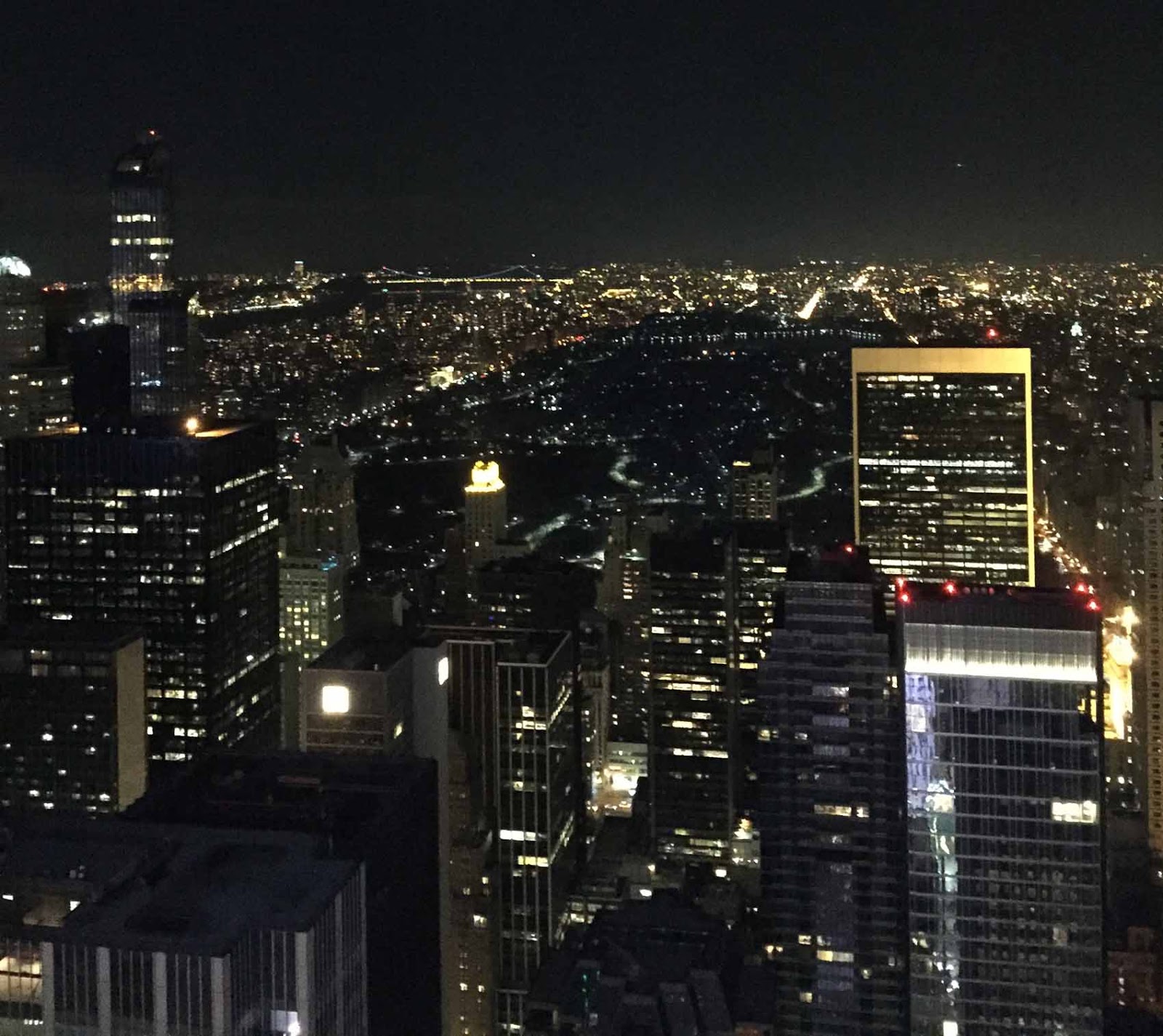 Manhattanin pohjoispuoli Top of the Rockista kuvattuna Central Park ja öinen Manhattan