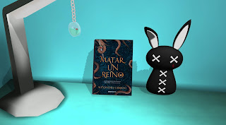 Dibujo anime. Libro Matar un reino de Alexandra Christo en una pared azul, bajo un flexo, junto al peluche de un conejo negro