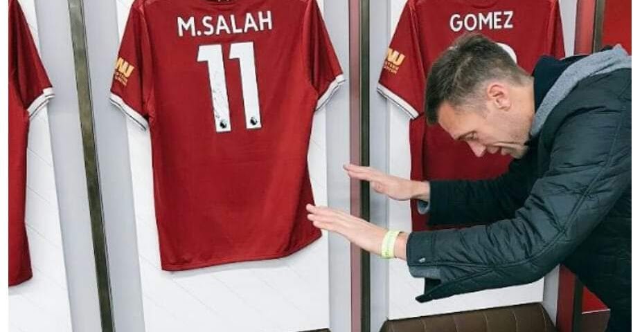 أنحناء المدافع الامريكى أمام تيشيرت محمد صلاح