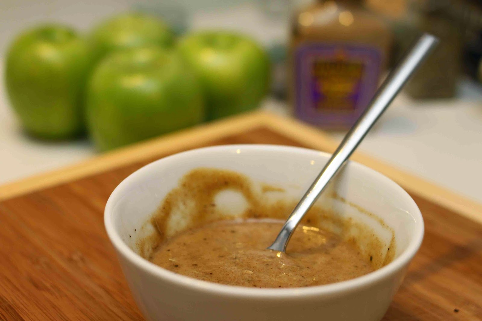 Соус яблочный это. Соус из яблок к мясу на зиму. Яблочный соус и блины. Соус к птице. Яблочный соус и блины.