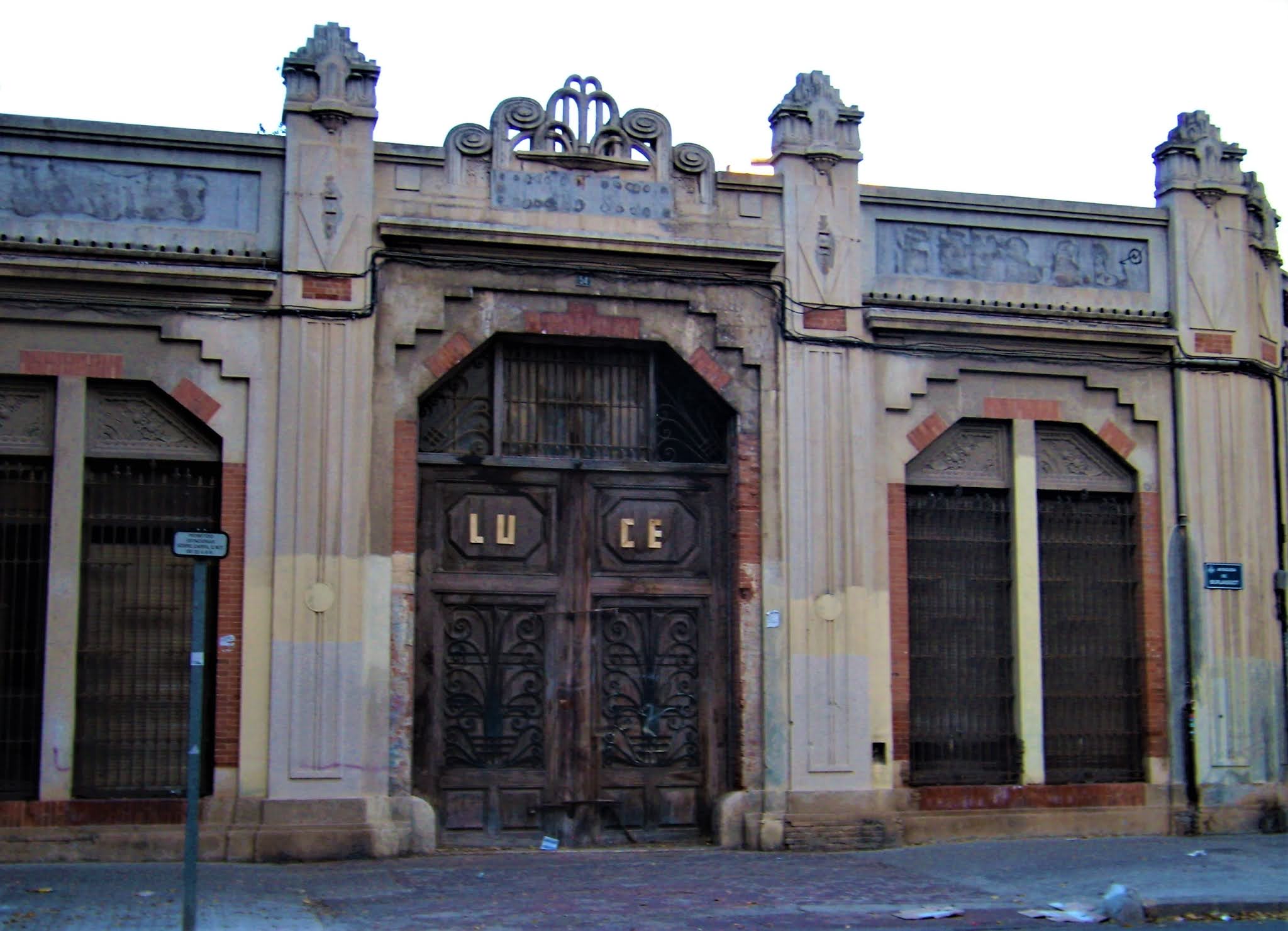 Particulas del pasado de Valencia. En una calle de Marchalenes.