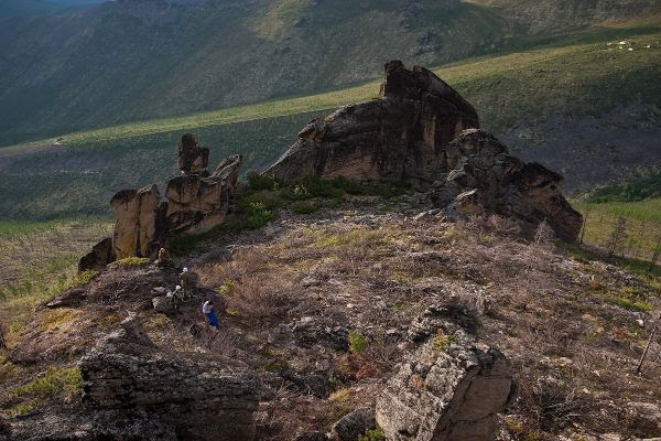 Лабынкыр — крупнейшее озеро (14 км в длину, 4 км в ширину, средняя глубина — 52,6 м) в районе полюса холода Северного полушария. Участники экспедиции хотели продемонстрировать, что гигантский перепад температур воздуха и воды не является препятствием для работы аквалангистов. Просто этого никто и никогда не делал. Опытный полярник Александр Губин рассказывал, что  в Антарктиде дайверы с большими перепадами температур не сталкиваются: погружения происходят летом, когда морозов сильнее –10 °C почти не бывает, а температура воды держится около ноля. Кроме того, на судне они обеспечены всем необходимым — медицинской помощью, горячим душем и так далее.    Чудеса и чудовища озера Лабынкыр   Легенда озера Лабынкыр  Местные жители-якуты верят, что в озере обитает некое громадное животное — «Лабынкырский чёрт», как они называют его. По описаниям якутов, это нечто тёмно-серой окраски с огромной пастью. Расстояние между глазами «чёрта» равно ширине плота из десяти брёвен. Если верить легенде, «чёрт» очень агрессивен и опасен, нападает на людей и животных, способен выходить на берег.  Учёные заинтересовались Лабынкырским чудовищем после сообщения геолога В. И. Твердохлебова, наблюдавшего в озере некий крупный движущийся объект. Ряд экспедиций, однако, не принёс никаких убедительных результатов.  Из записей экспедиции В. Твердохлебова 30 июля 1953 года:  « Предмет плыл довольно близко. Это было что-то живое, какое-то животное. Оно двигалось по дуге: сначала вдоль озера, потом прямо к нам. По мере того как оно приближалось, странное оцепенение, от которого холодеет внутри, охватывало меня. Над водой чуть-чуть возвышалась тёмно-седая туша, глаза животного, а из тела торчало что-то вроде палки… Мы видели лишь небольшую часть животного, но под водой угадывалось огромное массивное тело…»  После того, как в 70-х годах научный интерес к Лабынкыру и его таинственному обитателю угас, единственным жителем тех мест оставался некий рыбак-троцкист по имени Алямс, сосланный в Якутию во время репрессий и не пожелавший возвращаться. Именно его невероятные рассказы о жертвоприношениях, якобы приносимых им чёрту, вновь подогрели любопытство в конце 80-х. В 1993 году Алямс тяжело заболел и его увезли в ближайшую больницу. В бреду он сказал, что Лабынкыр ему не простит разлуки и убьёт его. Что самое удивительное, едва рыбака вернули на озеро, он скоропостижно скончался.  Криптозоологи выдвигают различные гипотезы касательно природы «чёрта»: гигантская щука, реликтовая рептилия или амфибия.  В 2005 году телепрограмма «Искатели» организовала экспедицию на озеро, во время которой провела ряд исследований и измерений. В частности, с помощью эхолота была выявлена аномальная трещина на дне озера, а с помощью глубоководного телезонда удалось обнаружить на дне остатки челюстей и позвонков животных.  Местные жители также сообщали о появлениях «чёрта» в соседнем озере Ворота, но экспедиция к этому озеру сумела доказать, что в нём нет никаких чудовищ.  В феврале 2013 года было совершено погружение на дно озера, температура воздуха на поверхности − 46 градусов по Цельсию, температура воды +2 градуса. Организатором выступили Федерация подводного спорта России и Русское географическое общество, экспедиция получила название «Полюс холода».