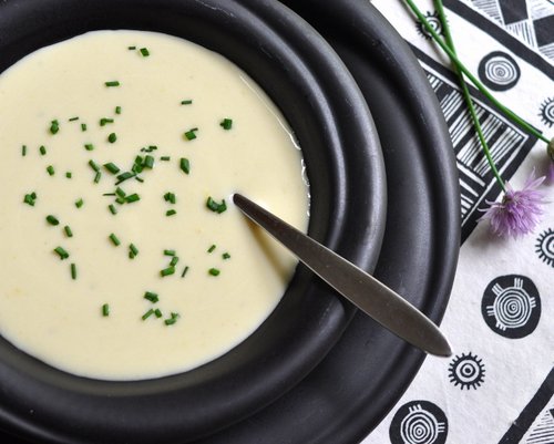 Vichyssoise, a classic French soup ♥ KitchenParade.com, a simple but sublime potato and leek soup, served cold during warm weather and hot during cold weather. Soothing comfort food, great for meal prep.