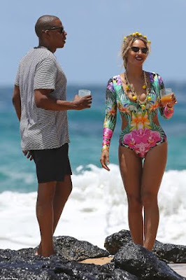 13 Beyonce & JayZ show rare PDA on a beach in Hawaii (photos)