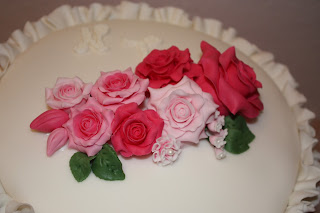 Torten, Törtchen und Amore: Rüschentorte in Pink mit Rosen