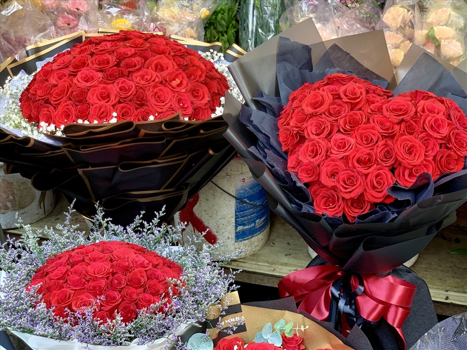 Những bó hoa hồng cắm hoa theo yêu cầu của khách với giá từ 1.500.000