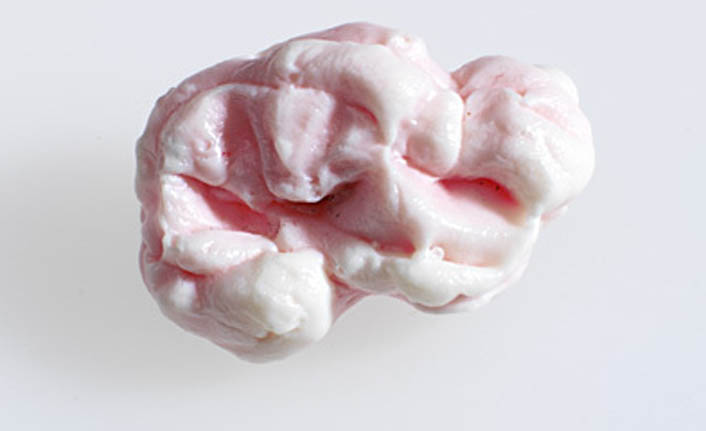 жевание резинки. пожеванная жвачка. пожеванная жвачка. жеваная жвачка в руке. пожеванная жвачка на руке дома.