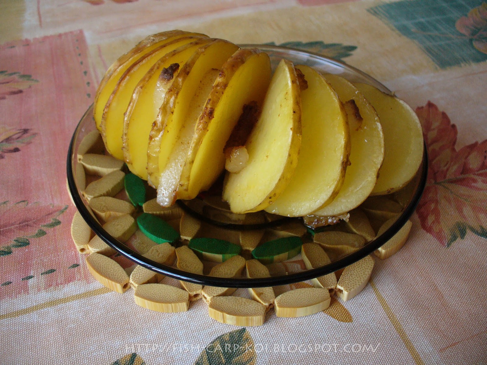 Картошка с салом в микроволновке. Картофель с салом в микроволновке. Круглая картошка с салом. Ежики с салом из картошки