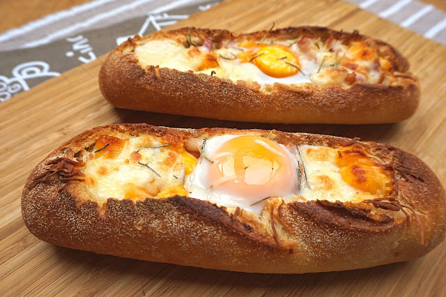 Panes rellenos de huevo, bacon y queso.