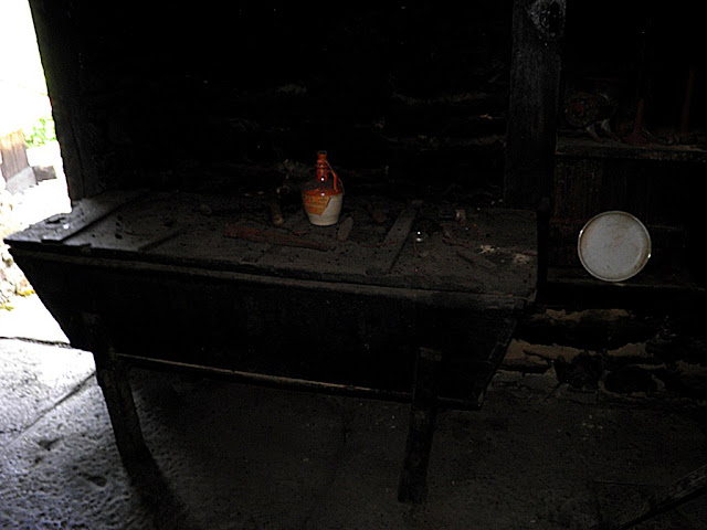 Cerca del horno se colocaba la masera , un cajón alargado con tapa y