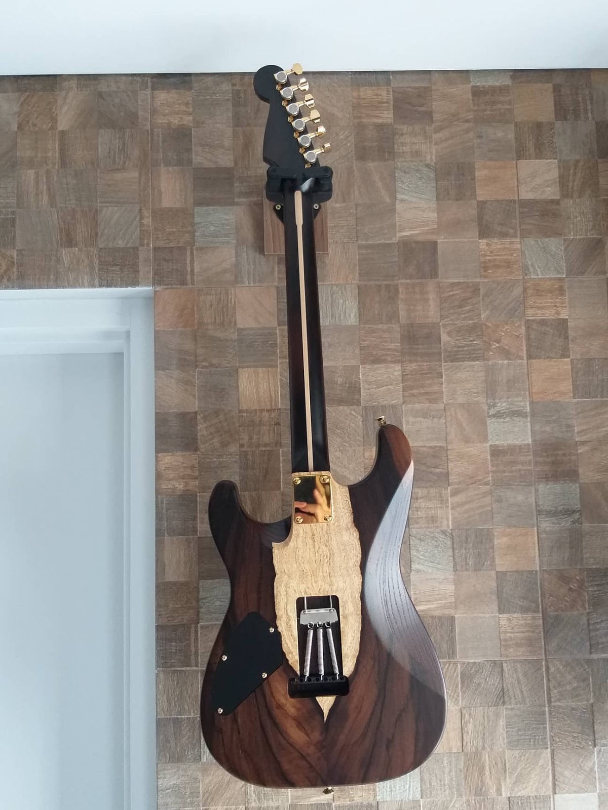 Guitarras da Galera 47 Kaiser Guitars Corpos e braços usinados em CNC