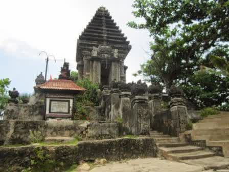 Malang tak hanya terkenal dengan Jatim Park ataupun wisata batu-nya. Namun masih banyak wisata yang sangat menarik untuk dikunjungi salah satunya merupakan Pantai Balekambang. Wisata Pantai Balekambang ini sendiri merupakan salah satu pantai yang paling indah yang ada di Jawa Timur khususnya di daerah kabupaten Malang. KEADAAN ALAM DI PANTAI BALEKAMBANG Objek Wisata Pantai Balekambang ini berada di Desa Srigonco, Bantur, Malang. Objek Wisata Pantai Balekambang ini mempunyai luas area mencapai 2 km dan lebar 0 meter ke arah Bahari. Dan uniknya, kita Bisa melihat berbagai macam biota Bahari yang hidup di Bahari pantai ini sedang terjebak di karang karena air Bahari yang surut sehingga mereka tak akan Bisa kembali. Sehingga kita Bisa memanfaatkan kesempatan di saat kondisi ait Bahari sedang menjalani surut, untuk Bisa melihat berbagai macam biota Bahari. KEUNIKAN PANTAI BALEKAMBANG Selain Bisa melihat biota Bahari yang terdampar di karang. Sektor pariwisata Pantai ini juga didukung dengan konsep wisata yang ditawarkan oleh Pantai Balekambang yang mempunyai konsep yang mirip dengan konsep wisata di Tanah Lot yang berada di Pulau Bali. Yakni kedua pantai tersebut sama-sama mempunyai suatu bangunan Pura yang dibangun menghadap ke arah Samudra luas. Adapun pura yang terdapat di Pantai Balekambang ini bernama Pura Amerta Jati atau kebanyakkan orang menyebutnya dengan Pulau Ismoyo yang didirikan di tahun 1985 atas ide dari Bupati Malang yang di saat itu masih dijabat oleh Edi Slamet. Seperti di pulau lot. Pura Amerta Jati ini juga dianggap sebagai bangunan suci seperti halnya Pura-pura lainnya yang ada di Bali. Yang di saat perayaan hari besar umat Hindu maka di pura ini akan selalu dilakukan berbagai kegiatan keagamaan. LOKASI PANTAI BALEKAMBANG. Lokadi Objek Wisata Pantai Balekambang ini berada kurang lebih sejeuh 70 km sebelah selatan dari Malang Kota. Lokasi pantai ini cukup kecil, namun meskipun demikian, Pantai Balekambang ini mampu menyediakan beraneka ragam pilihan untuk kita lakukan saat kita berkunjung ke pulau ini. Adapun beberapa fasilitas yang tersedia di Pantai Balekambang ini antara lain : 1. Tempat makan bernuansa tradisional, 2. Restaurant, 3. Toko souvenir/oleh-oleh, 4. Kamar kecil dan toilet umum, 5. Tempat parkir yang cukup luas, 6. Kawasan camping ground, kantor pusat informasi, 7. Bungalow sederhana, 8. Mushola serta Pendopo, 9. Dan tak lupa juga terdapat penginapan. RUTE MENUJU PANTAI BALEKAMBANG Untuk Bisa tiba di Objek Wisata Pantai Balekambang ini Bisa di tempuh dengan berbagai jenis kendaraan mulai dari kendaraan roda dua hingga kendaraan roda empat. Adapun rute yang wajib kita lewati merupakan berjumlah dua rute yakni A. Untuk rute yang pertama kita Bisa melalui Jalur 1 yakni: kita wajib berangkat dari Malang Kota setelah itu menuju ke Kepanjen lalu ke Pagak setelah itu ke Bantur dan akhirnya menuju ke Balekambang. B.setelah itu untuk rute yang kedua Bisa melalui Jalur 2, yakni : kita Bisa memilih untuk berangkat dari Terminal Arjosari setelah itu menuju ke Turen lalu ke Gondang legi setelah itu menuju ke Bantur dan terakhir ke Balekambang. HARGA TIKET MASUK PANTAI BALEKAMBANG Dan untuk kita yang berminat untuk berkunjung ke Objek Wisata Pantai Balekambang ini pengelola mengharuskan kita untuk harga tiket yang Bisa dibilang sangat murah dan terjangkau yakni hanya Rp10.000 hingga Rp15.000 untuk satu orang. Ini tentu merupakan harga yang sangat murah bila dibandingkan dengan keindahan pemandangan yang akan kita rasakan di Pantai Bale Kambang ini. Itulah tadi sedikit informasi yang Bisa saya bagikan mengenai Objek Wisata Pantai Balekambang yang Bisa saya sampaikan. Semoga dengan artikel yang saya telah sajikan diatas Bisa bermanfaat untuk kita. Terlebih Khususnya untuk kita yang berminat untuk berlibur ke Pantai Balekambang. Malang tak hanya terkenal dengan Jatim Park ataupun wisata batu-nya. Namun masih banyak wisata yang sangat menarik untuk dikunjungi salah satunya merupakan Pantai Balekambang. Wisata Pantai Balekambang ini sendiri merupakan salah satu pantai yang paling indah yang ada di Jawa Timur khususnya di daerah kabupaten Malang. KEADAAN ALAM DI PANTAI BALEKAMBANG Objek Wisata Pantai Balekambang ini berada di Desa Srigonco, Bantur, Malang. Objek Wisata Pantai Balekambang ini mempunyai luas area mencapai 2 km dan lebar 0 meter ke arah Bahari. Dan uniknya, kita Bisa melihat berbagai macam biota Bahari yang hidup di Bahari pantai ini sedang terjebak di karang karena air Bahari yang surut sehingga mereka tak akan Bisa kembali. Sehingga kita Bisa memanfaatkan kesempatan di saat kondisi ait Bahari sedang menjalani surut, untuk Bisa melihat berbagai macam biota Bahari. KEUNIKAN PANTAI BALEKAMBANG Selain Bisa melihat biota Bahari yang terdampar di karang. Sektor pariwisata Pantai ini juga didukung dengan konsep wisata yang ditawarkan oleh Pantai Balekambang yang mempunyai konsep yang mirip dengan konsep wisata di Tanah Lot yang berada di Pulau Bali. Yakni kedua pantai tersebut sama-sama mempunyai suatu bangunan Pura yang dibangun menghadap ke arah Samudra luas. Adapun pura yang terdapat di Pantai Balekambang ini bernama Pura Amerta Jati atau kebanyakkan orang menyebutnya dengan Pulau Ismoyo yang didirikan di tahun 1985 atas ide dari Bupati Malang yang di saat itu masih dijabat oleh Edi Slamet. Seperti di pulau lot. Pura Amerta Jati ini juga dianggap sebagai bangunan suci seperti halnya Pura-pura lainnya yang ada di Bali. Yang di saat perayaan hari besar umat Hindu maka di pura ini akan selalu dilakukan berbagai kegiatan keagamaan. LOKASI PANTAI BALEKAMBANG. Lokadi Objek Wisata Pantai Balekambang ini berada kurang lebih sejeuh 70 km sebelah selatan dari Malang Kota. Lokasi pantai ini cukup kecil, namun meskipun demikian, Pantai Balekambang ini mampu menyediakan beraneka ragam pilihan untuk kita lakukan saat kita berkunjung ke pulau ini. Adapun beberapa fasilitas yang tersedia di Pantai Balekambang ini antara lain : 1. Tempat makan bernuansa tradisional, 2. Restaurant, 3. Toko souvenir/oleh-oleh, 4. Kamar kecil dan toilet umum, 5. Tempat parkir yang cukup luas, 6. Kawasan camping ground, kantor pusat informasi, 7. Bungalow sederhana, 8. Mushola serta Pendopo, 9. Dan tak lupa juga terdapat penginapan. RUTE MENUJU PANTAI BALEKAMBANG Untuk Bisa tiba di Objek Wisata Pantai Balekambang ini Bisa di tempuh dengan berbagai jenis kendaraan mulai dari kendaraan roda dua hingga kendaraan roda empat. Adapun rute yang wajib kita lewati merupakan berjumlah dua rute yakni A. Untuk rute yang pertama kita Bisa melalui Jalur 1 yakni: kita wajib berangkat dari Malang Kota setelah itu menuju ke Kepanjen lalu ke Pagak setelah itu ke Bantur dan akhirnya menuju ke Balekambang. B.setelah itu untuk rute yang kedua Bisa melalui Jalur 2, yakni : kita Bisa memilih untuk berangkat dari Terminal Arjosari setelah itu menuju ke Turen lalu ke Gondang legi setelah itu menuju ke Bantur dan terakhir ke Balekambang. HARGA TIKET MASUK PANTAI BALEKAMBANG Dan untuk kita yang berminat untuk berkunjung ke Objek Wisata Pantai Balekambang ini pengelola mengharuskan kita untuk harga tiket yang Bisa dibilang sangat murah dan terjangkau yakni hanya Rp10.000 hingga Rp15.000 untuk satu orang. Ini tentu merupakan harga yang sangat murah bila dibandingkan dengan keindahan pemandangan yang akan kita rasakan di Pantai Bale Kambang ini. Itulah tadi sedikit informasi yang Bisa saya bagikan mengenai Objek Wisata Pantai Balekambang yang Bisa saya sampaikan. Semoga dengan artikel yang saya telah sajikan diatas Bisa bermanfaat untuk kita. Terlebih Khususnya untuk kita yang berminat untuk berlibur ke Pantai Balekambang.