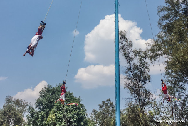 Voladores - ritual tradicional do México no Bosque de Chapultepéc
