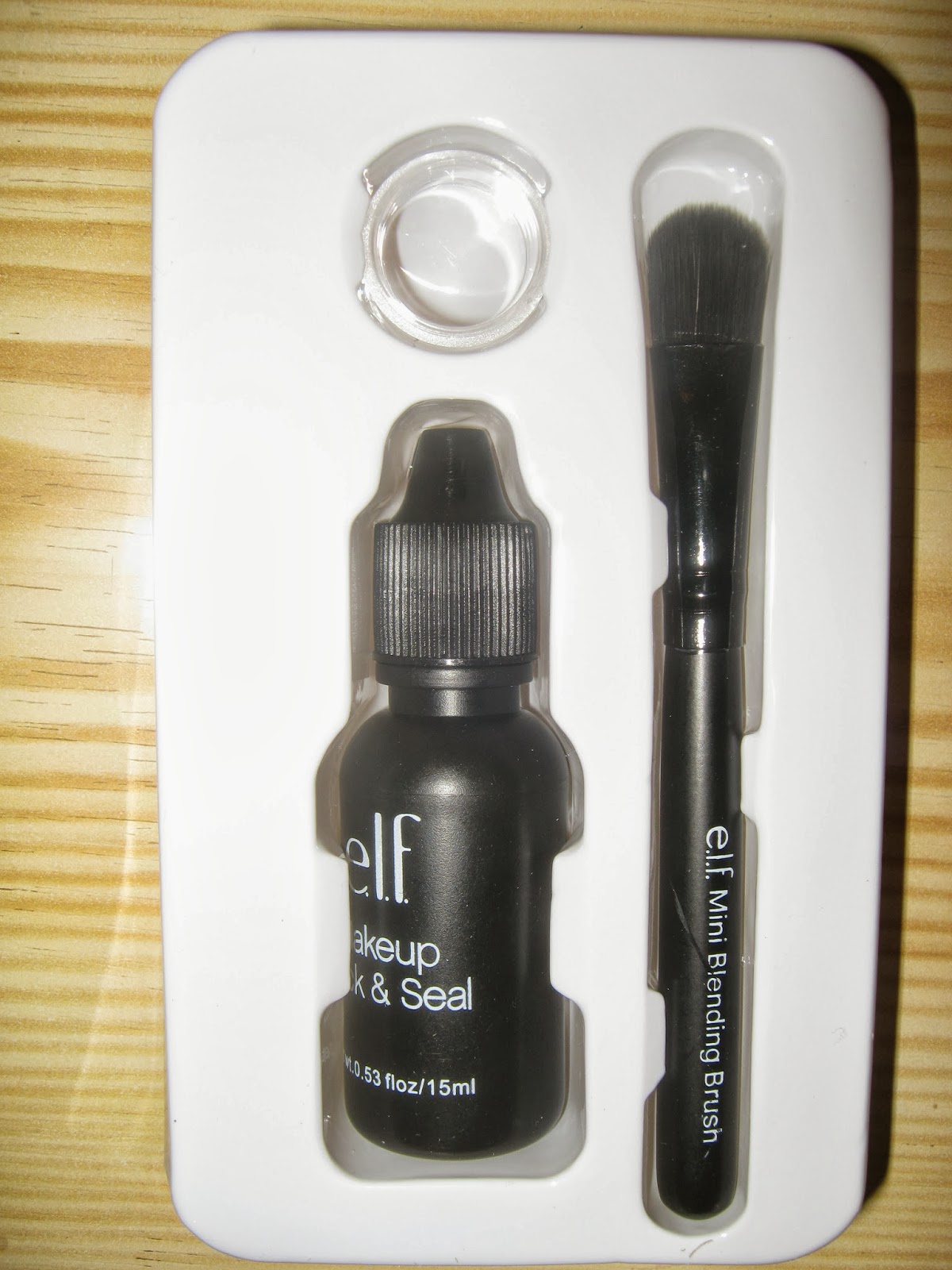 ELF Studio Makeup Lock & Seal Byť ženou je úžasné!