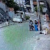 Vídeo: Dupla de moto rouba gari que varria rua em Salvador 