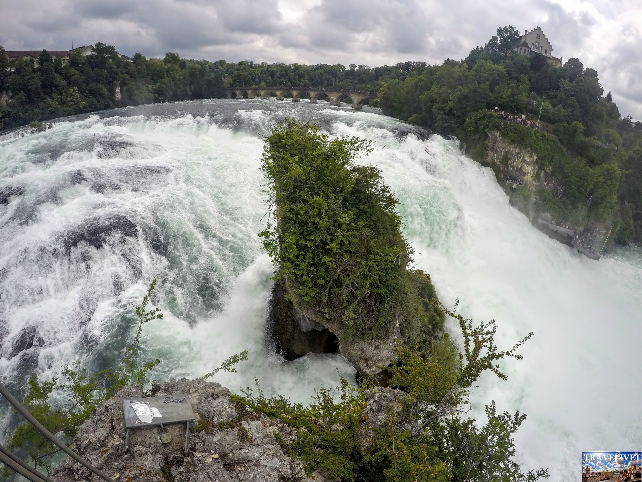 Visiter les chutes du Rhin Neuhausen en 1 journée pendant ton séjour TraveliveT