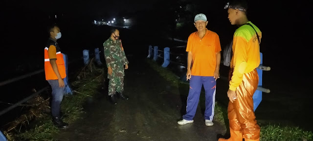 Babinsa Pantau Jembatan Terendam Air Hujan Penghubung Dk. Kedungwaduk Dengan Dk. Kedungringin