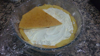  Bomba de bizcocho con relleno de helado de chocolate y vainilla 