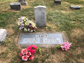 headstone of Jesse James