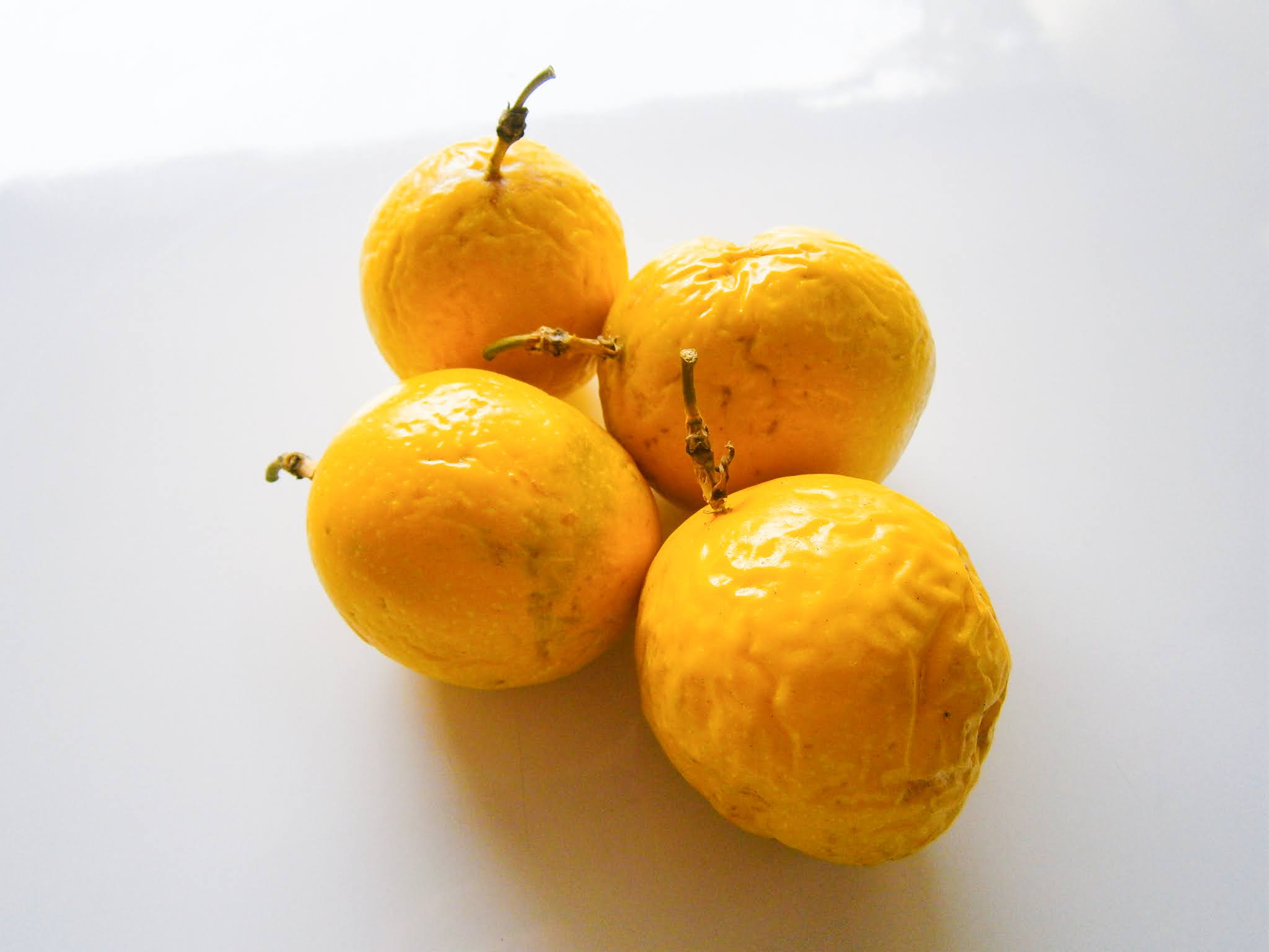 Fruta de la maracuyá peruana puesto sobre un fondo de color blanco