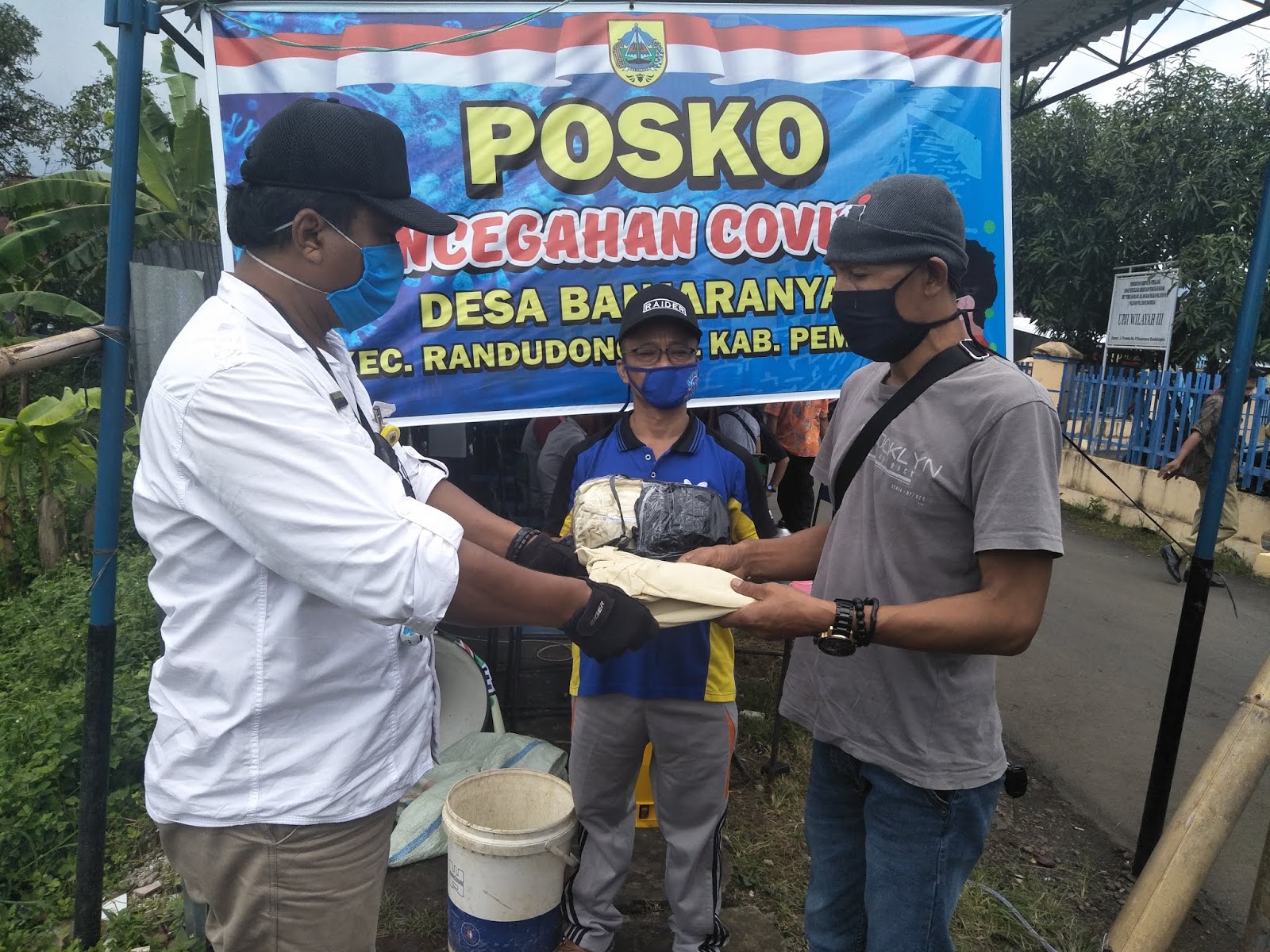 Ketua Karang Taruna Banjar Anyar Serahkan Bantuan APD, Jasa Review