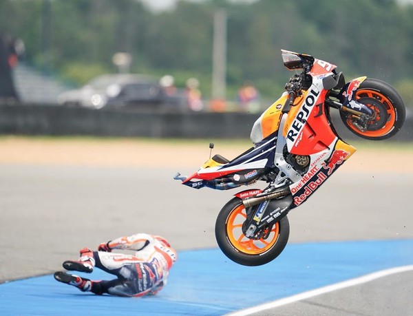 Motor Marquez Jatuh Jumpalitan, Penyebabnya karena Kotoran di Ban? Oktober 4, 2019