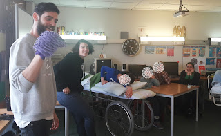 Atividade do Museu da Marioneta Os técnicos do Museu da Marioneta apresentam um fantoche feito a partir de um pano do pó e os alunos observam o momento divertido