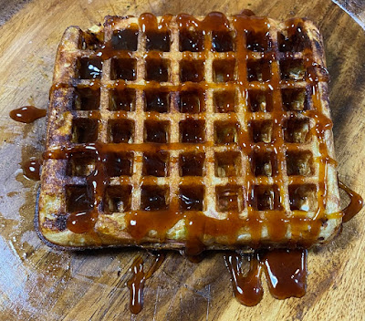 ワッフルメーカーで焼いたモダン焼き　ソースをかける