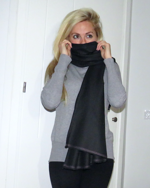 Pashmina negra liada al cuello