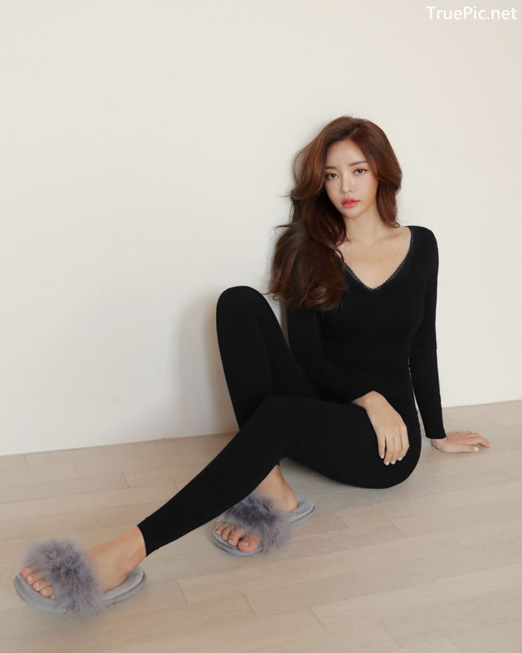 Image-Korean-Fashion-Model-Jin-Hee-Black-Tights-And-Winter-Sweater-Dress-TruePic.net- Picture-12