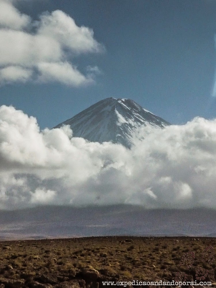 Vulcão Lincancabur visto da estrada para aduana boliviana