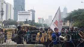 Massa BEM SI Tiba di Kawasan Patung Kuda, Polisi Tutup Akses ke Istana