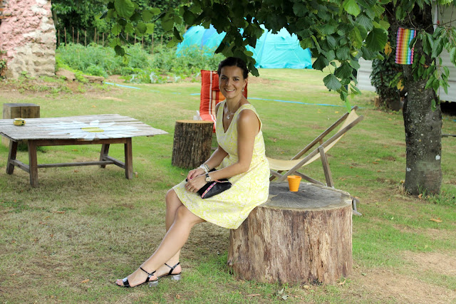 garden party: robe jaune vila clothes, sandales jonak, pochette minelli, manchette hipanema