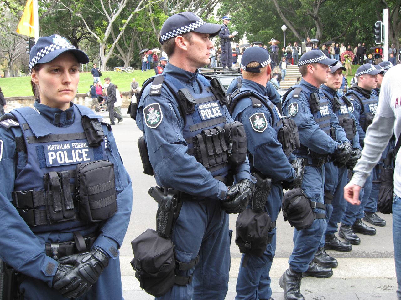 Почему бывший полицейский. Полицейская форма. Форма австрийских полицейских. Полицейская форма разных стран. Форма полиции Австралии.
