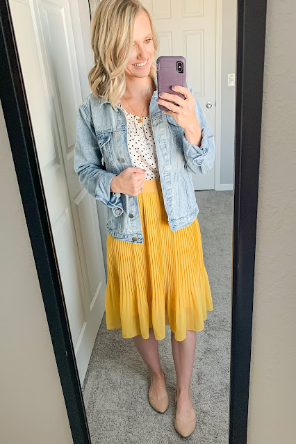 How to Wear a Yellow Pleated Skirt