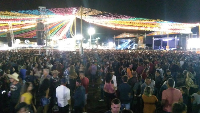 Tayrone e Limão com Mel comandam a terceira noite do São João de Irecê