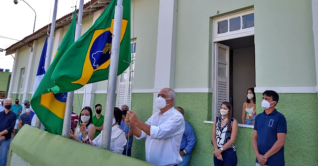 Prefeito de Bom Jardim João Lira hasteando bandeira do município de Bom Jardim PE