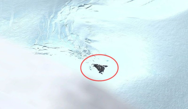 Unknown spacecraft and ancient triangle UFO discovered in Antarctica  Antarctica-crashed-ufo-space%2Bshuttle%2B%25282%2529