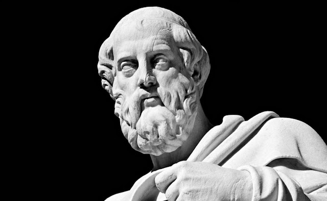 Платон.  Памятник у Национальной академии наук в Афинах