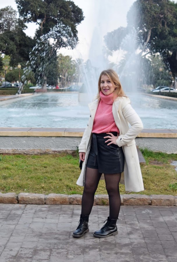 Jersey_rosa_botas_militares_Y_abrigo_blanco