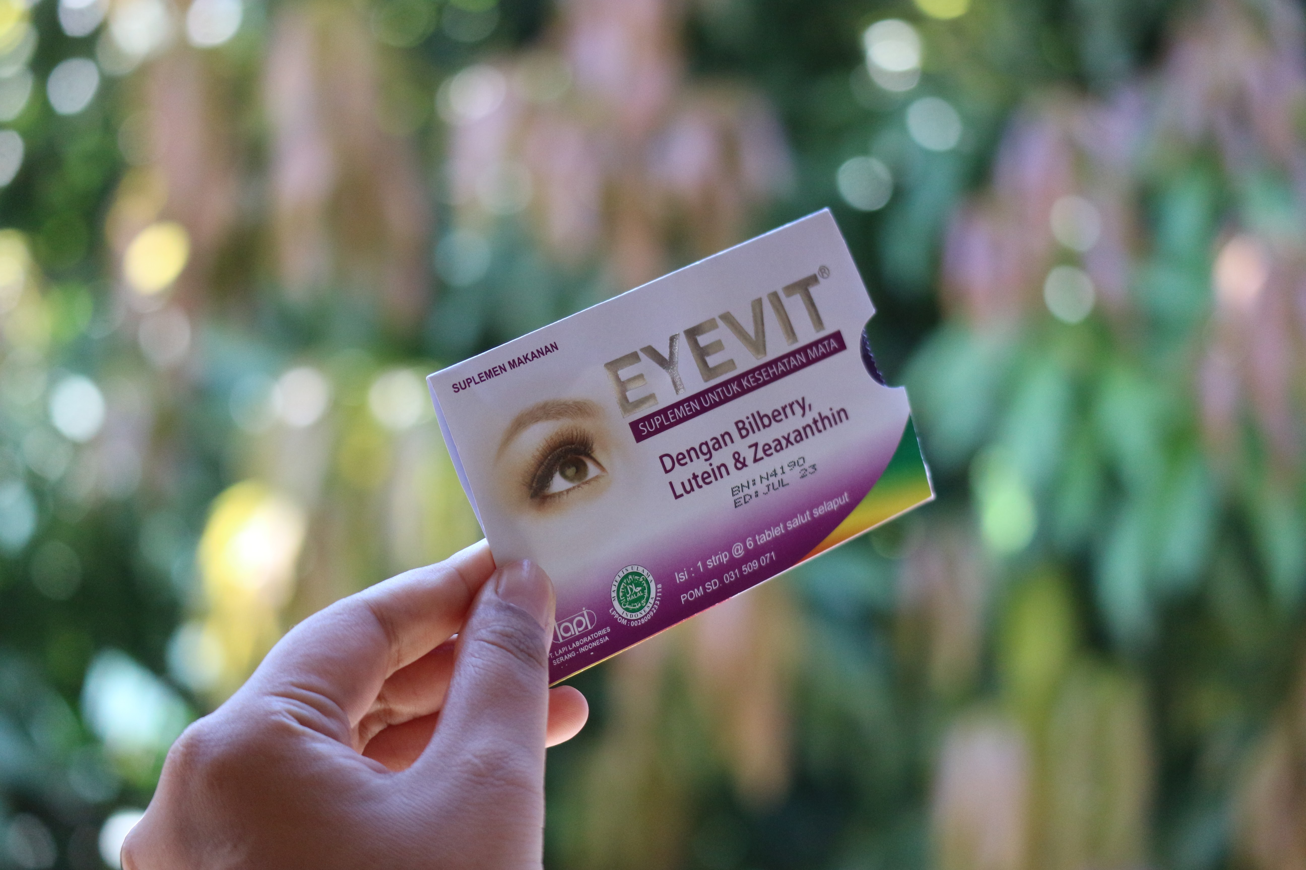 Suplemen Eyevit dalam bentuk Eyevit Tablet dapat dikonsumsi oleh dewasa setiap hari untuk memelihara kesehatan mata