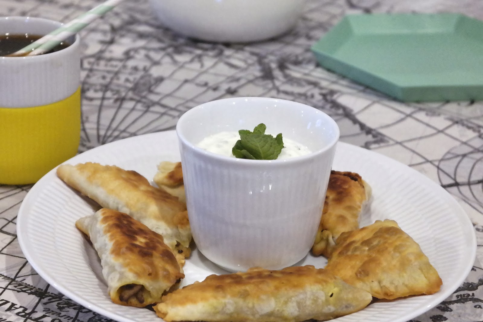 Milk og co. INDISK Samosa med mynte og koriander dressing.