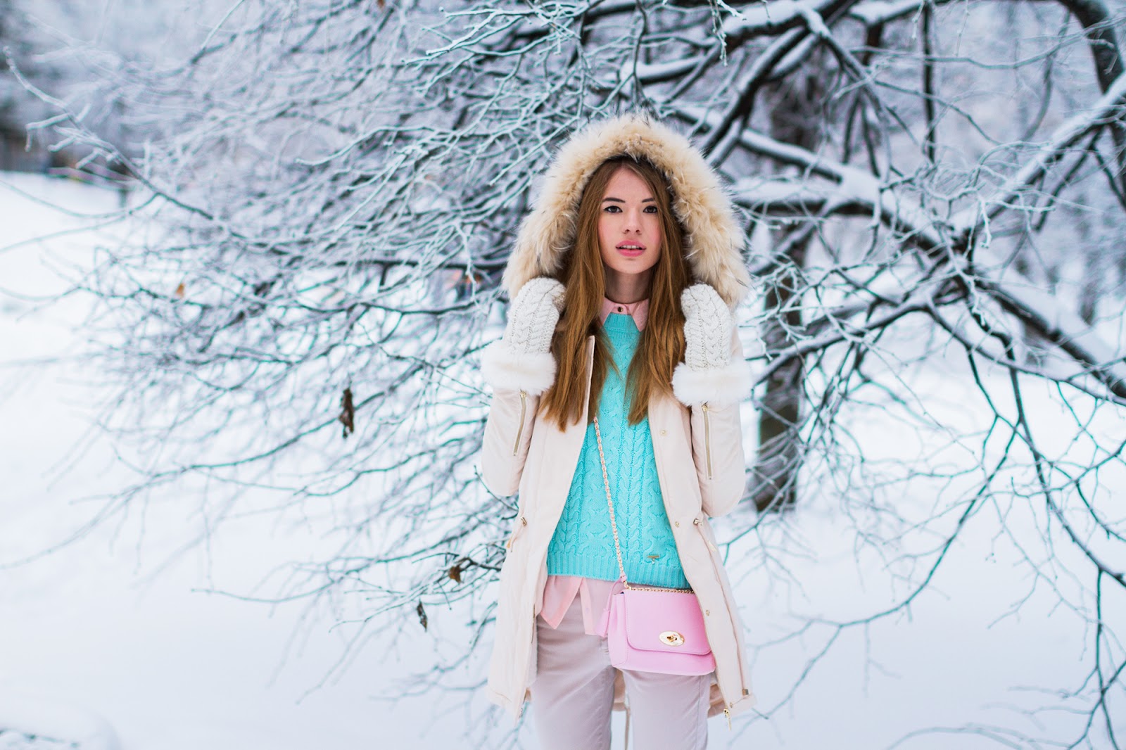 Зимний день зимняя куртка зимнее утро. Девушка в зимней одежде. Зимние образы. Красивые девушки в зимней одежде. Зимний наряд для девушки.