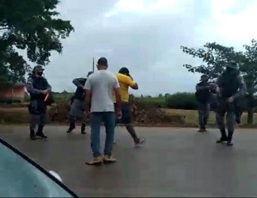 Polícia usa spray de pimenta para dispersar produtores de leite durante manifesto – VEJA O VÍDEO 2 Polícia usa spray de pimenta para dispersar produtores de leite durante manifesto – VEJA O VÍDEO