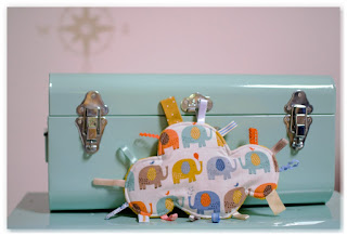 doudou étiquettes nuage et éléphants multicolores