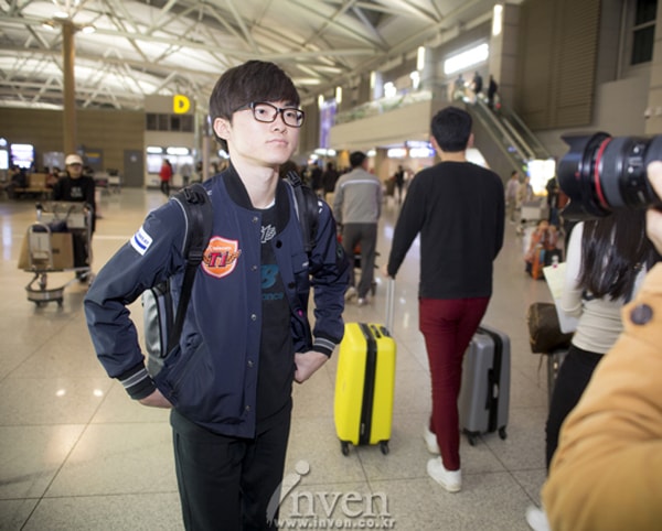 Siêu Sao Hàn Quốc ra sân bay cất cánh đến Mĩ đại chiến