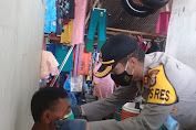 Giat Operasi Aman Nusa II, Polres SBB Lakukan Penyemprotan dan Bagi Masker Masyarakat dan Pedagan Pasar Wamital/Gemba