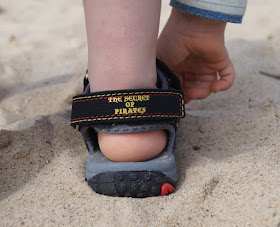 Mit tollen Kinderschuhen am Strand unterwegs (+ Verlosung)! Hier: Sandalen mit Klettverschlüssen und coolen Piraten-Motiven