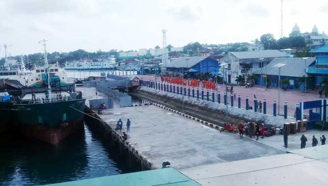 UPPL Tual Siapkan Kapal Antisipasi Lonjakan Penumpang Tual, Malukupost.com - Kepala Kantor Unit Penyelenggara Pelabuhan Laut (UPPL) Kelas II Tual, Yahya Usia menyatakan sejumlah kapal telah disiapkan untuk mengantisipasi lonjakan penumpang di pelabuhan Yos Sudarso selama Bulan Suci Ramadan dan Idul Fitri. "Kapal yang telah disediakan untuk melayani arus pulang pergi di pelabuhan Tual di antaranya lima kapal Pelni, enam kapal perintis, dan dua kapal ASDP, serta dua kapal cepat milik swasta di pelabuhan rakyat di Maluku Tenggara," katanya di Tual, Rabu (30/5).