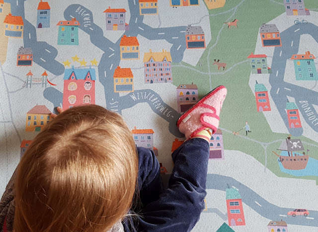 Unsere Erfahrungen mit dem Spielteppich von kinderkiez: Die eigene Stadt auf dem Teppich finden Kinder faszinierend.